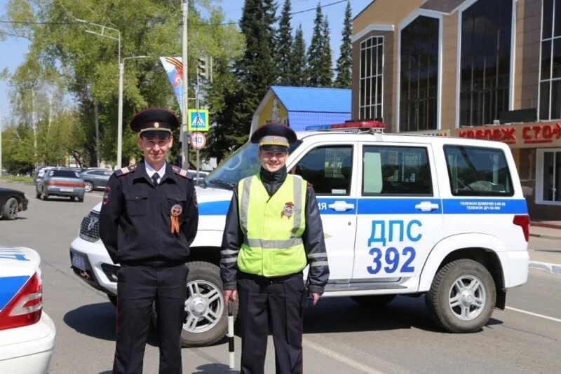 Полиция и безопасность. Сотрудник ГИБДД. С праздником ГИБДД. С праздником Госавтоинспекции.