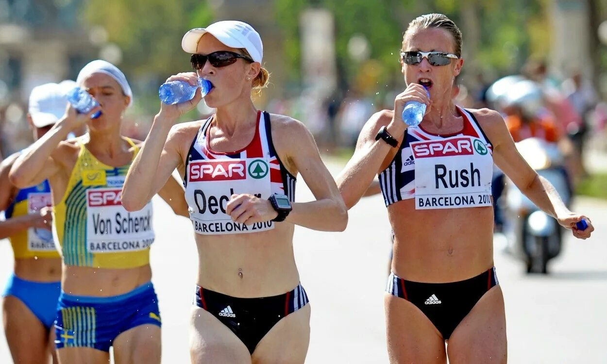 Что пьют спортсмены во время. Марафон бег. Бегуны пьют воду. Питание легкоатлетов бегунов. Питание спортсмена бегуна.