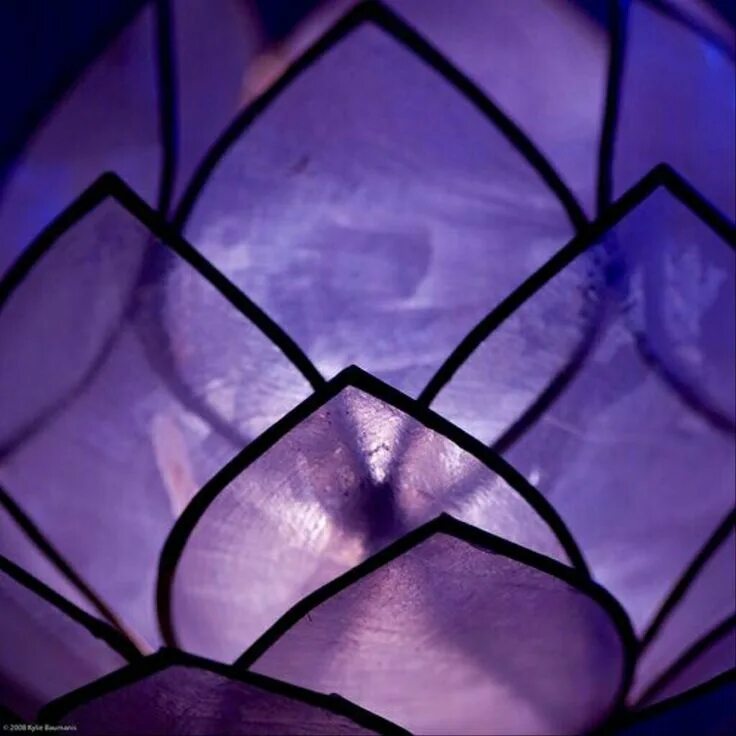 Фиолетовая ваза. Фиолетовые картинки для эстетики. Выза из фиолетового стекла. Стекло фиолетового цвета. Фиолетовое стекло.