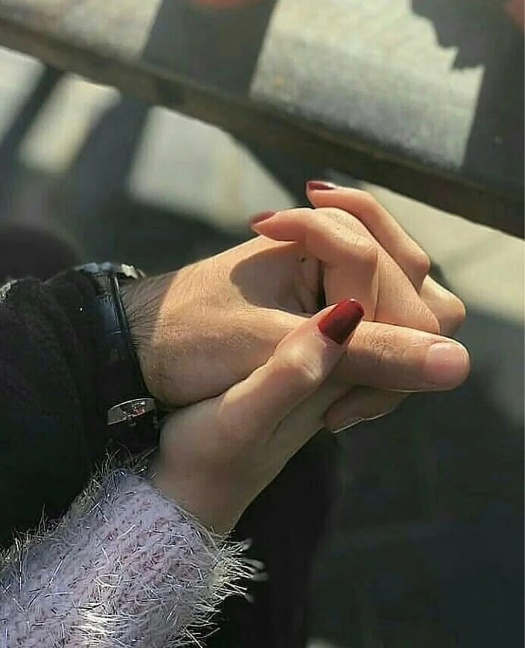 Руки пары. Две руки парня и девушки. Две руки парня и девушки. Две руки парня и девушки. Влюбленные руки.