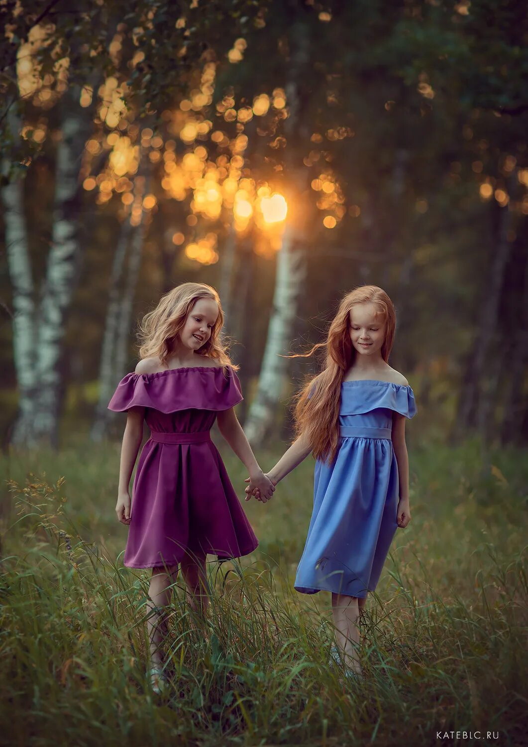 Осенняя фотосессия подружек. Две девушки на природе. Девочка в лесу. Две девочки в лесу. Две девушки.