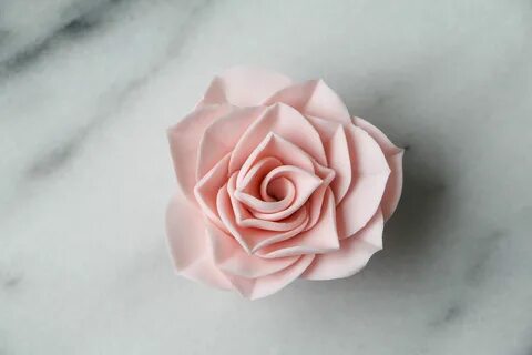 Розы из мастики