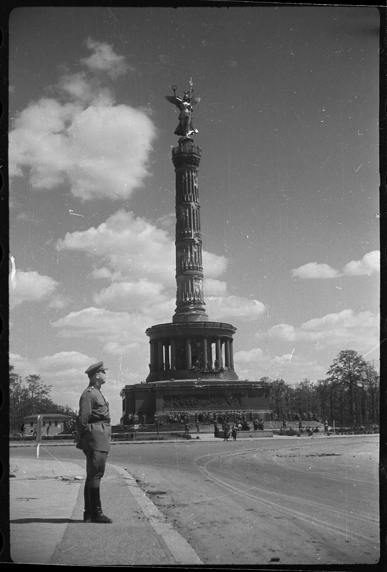 Фотография берлин 5 мая. Колонна Победы в Берлине 1945. Берлин, май 1945. Берлинцы май 1945 Берлин.