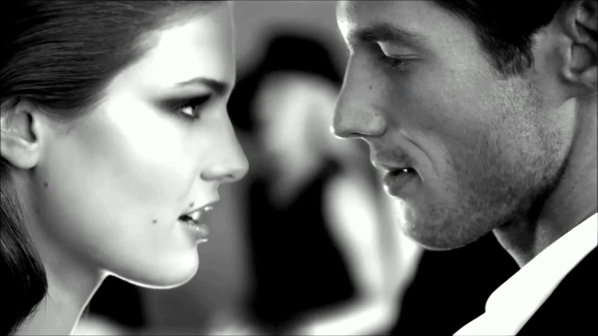 Нежный поцелуй. Поцелуй в губы. Страстный взгляд мужчины. Поцелуй страсть. Сладкий поцелуй.