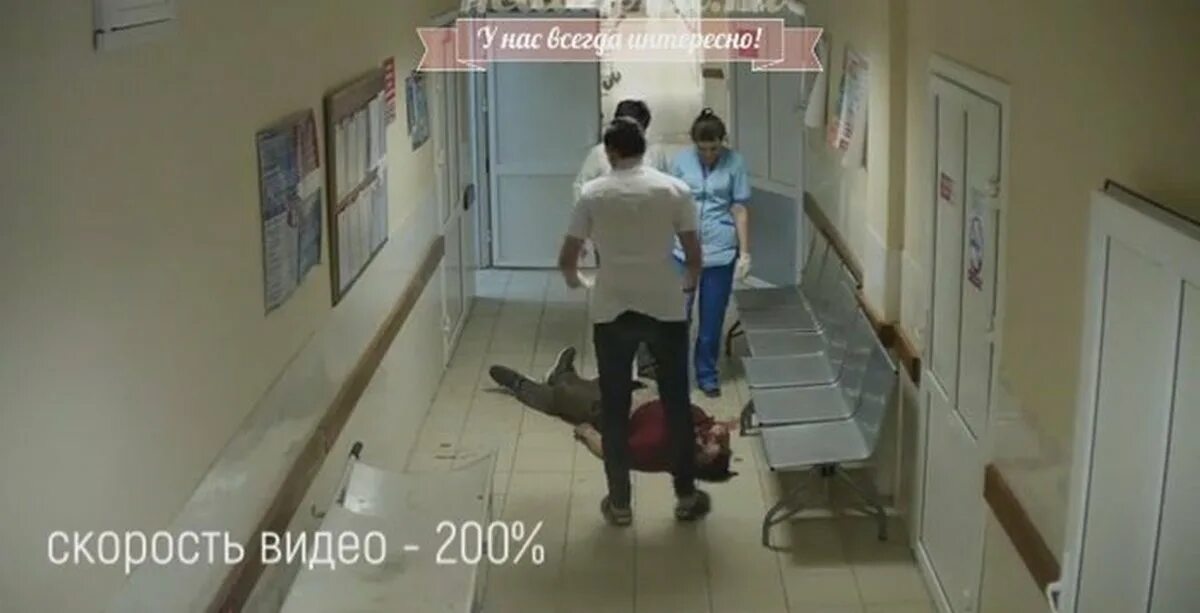 Я сижу в коридоре выстланном. Девушка в коридоре больницы. девочка в коридоре больницы. пациент в коридоре больницы. видеокамеры в коридорах больниц.