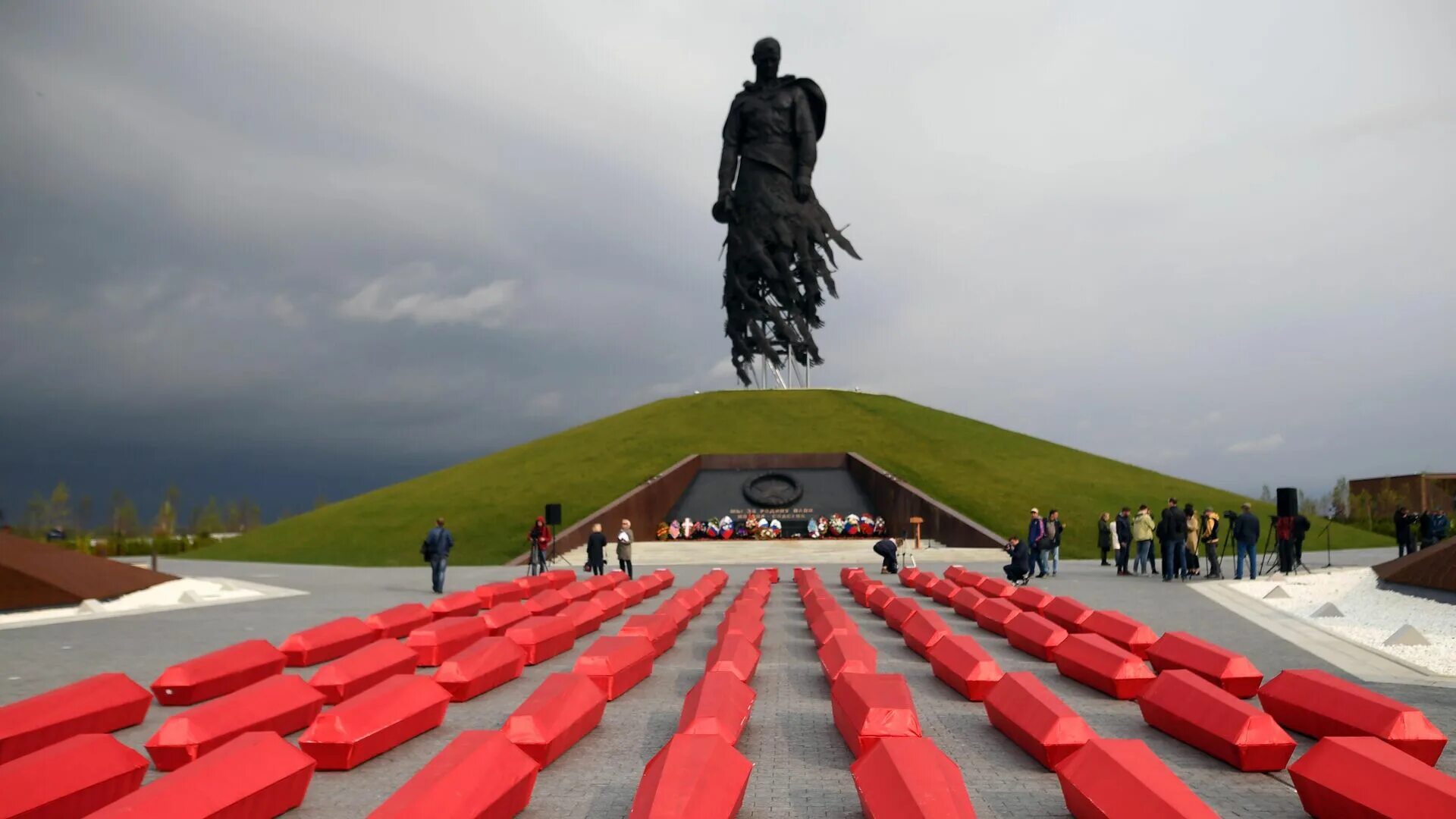 Памятник геноциду советского народа. РЖЕВСКИЙ мемориал советскому солдату. Мемориальный комплекс советскому солдату подо Ржевом. Памятник подо Ржевом. Памятник РЖЕВСКИЙ мемориал советскому солдату.