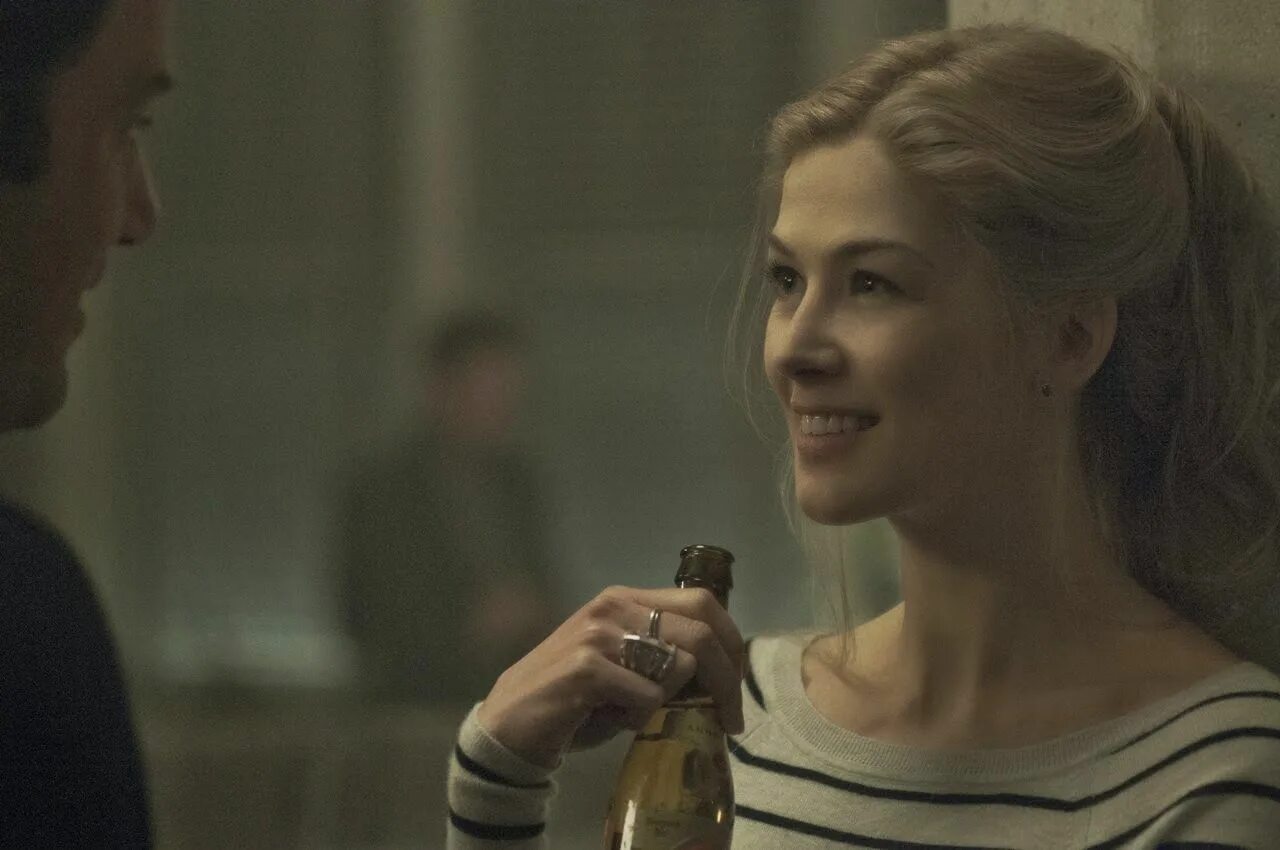 Розамунд пайк gone girl. Исчезнувшая фильм 2014 кадры. Эми данн исчезнувшая. Розамунд пайк. Розамунд пайк исчезнувшая кадры.