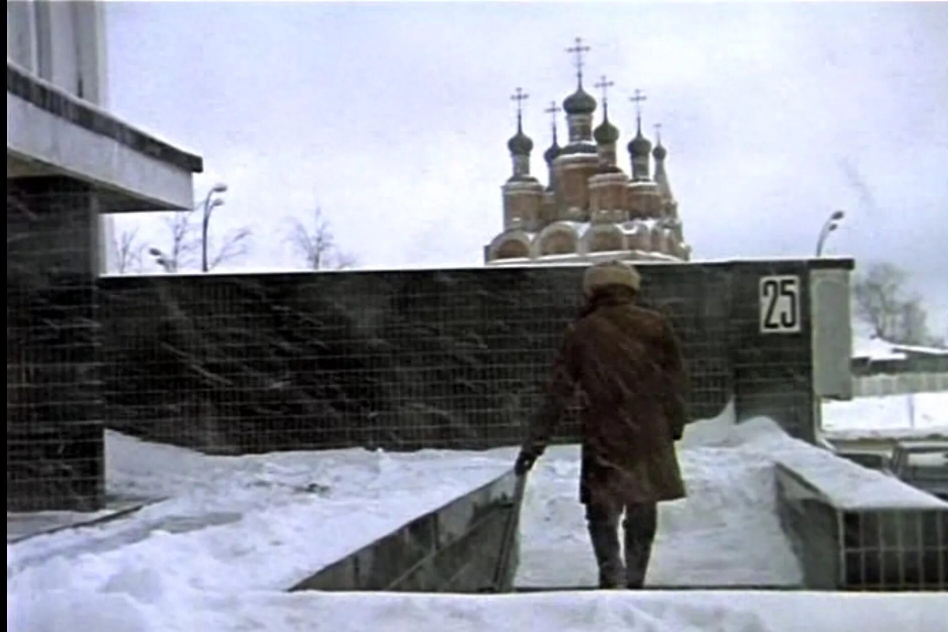 Ирония судьбы строителей. Ирония судьбы 1976. женя лукашин ирония судьбы. храм архангела михаила в тропареве ирония судьбы. ирония судьбы или с легким паром кадр подъезд.