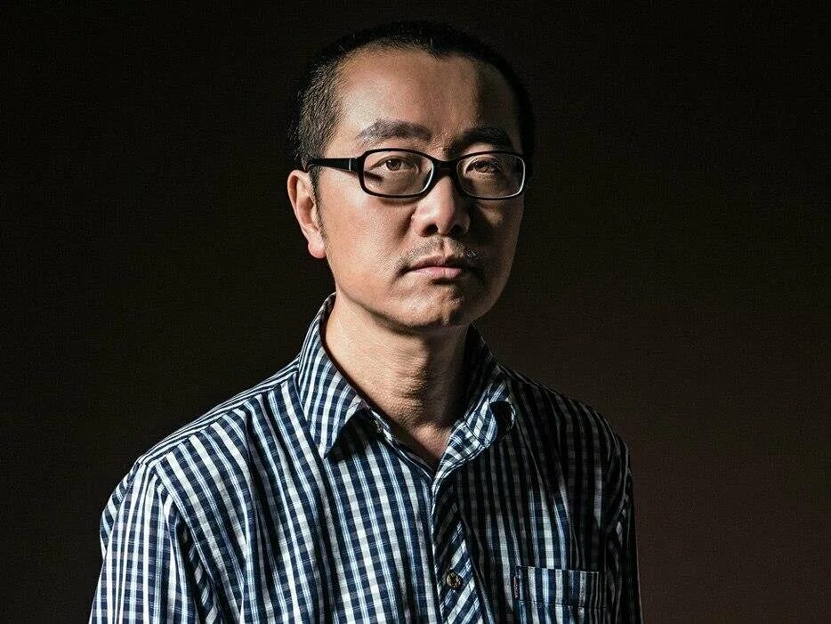 Китайский писатель фантаст лю цысинь. Лю ци синь книги. Liu cixin. Китайский писатель лю цысинь. Фантаст лю цысинь.