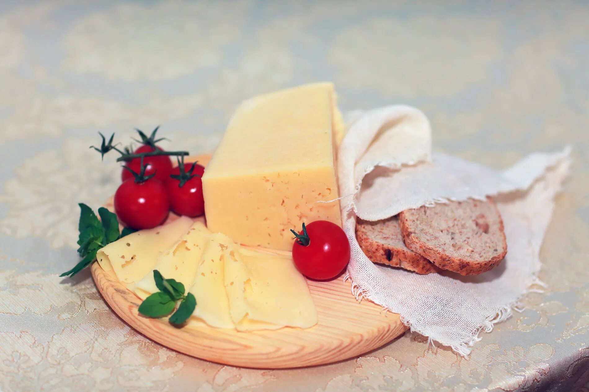 Какой сыр можно есть. Полезный сыр. Сыр полезный продукт. Еда полезная сыры. Польза сыра.