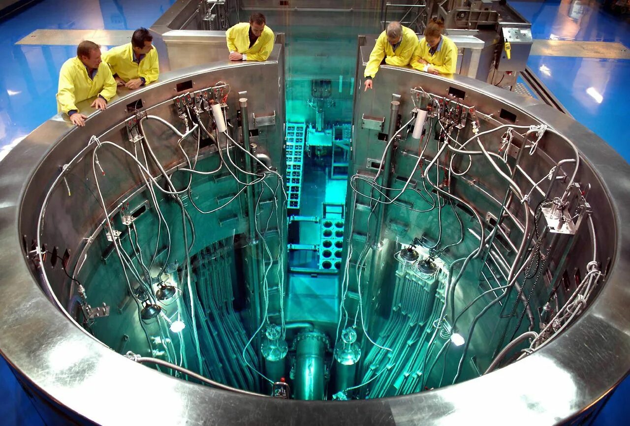 Физик на аэс. Ядерные реакторы s6w. Ядерный реактор Ир-100 в Севастополе. Ядерный реактор атомная Энергетика. Ядерный реактор ТПУ.