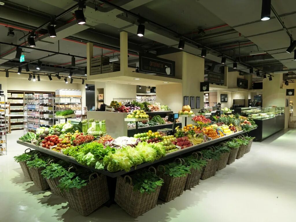 выкладка зелени на рынке. овощи москвы. магазин овощи фрукты. овощи москвы. оптовые продовольственные рынки.