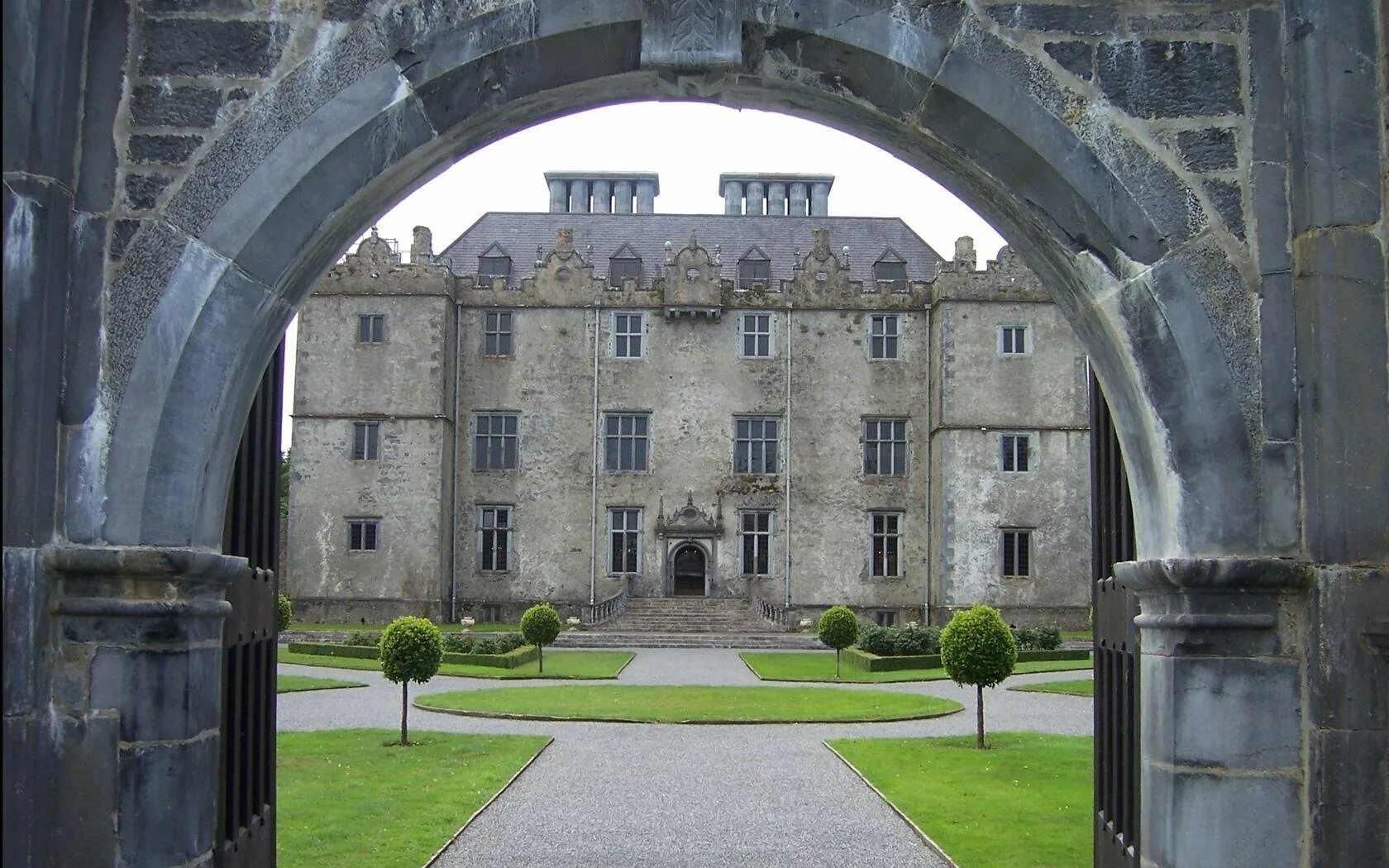 Открытые ворота замка. Ирландия замок Портумна. Аббатство Клерво. Замок Бамбург Нортумберленд. Ирландия замок Портумна внутри.