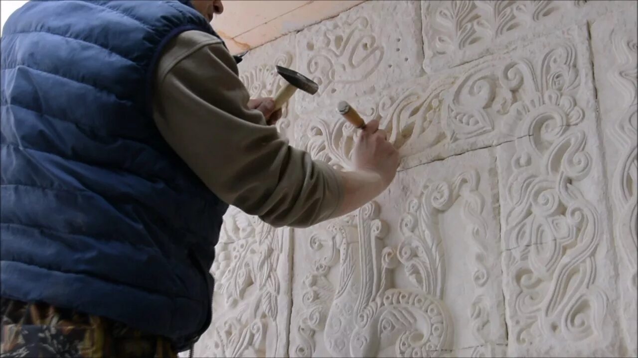 Мастера по камню работа. Резчик по камню. Мастера по камню работа. Мастерская резьбы по камню. Виктор михайлович васильев уральский камнерез.