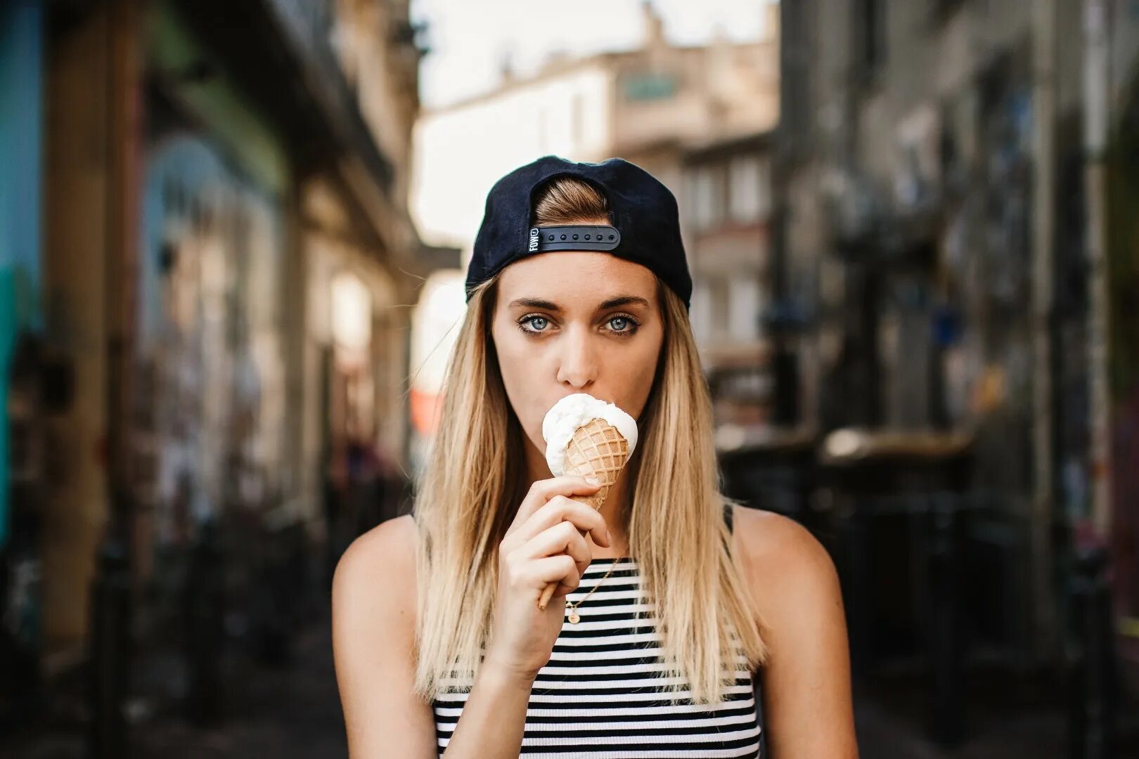 Девочка есть красиво. Девушка с мороженым. Фотосессия с мороженым. Красивая девушка с мороженым. Девушка ест мороженное.