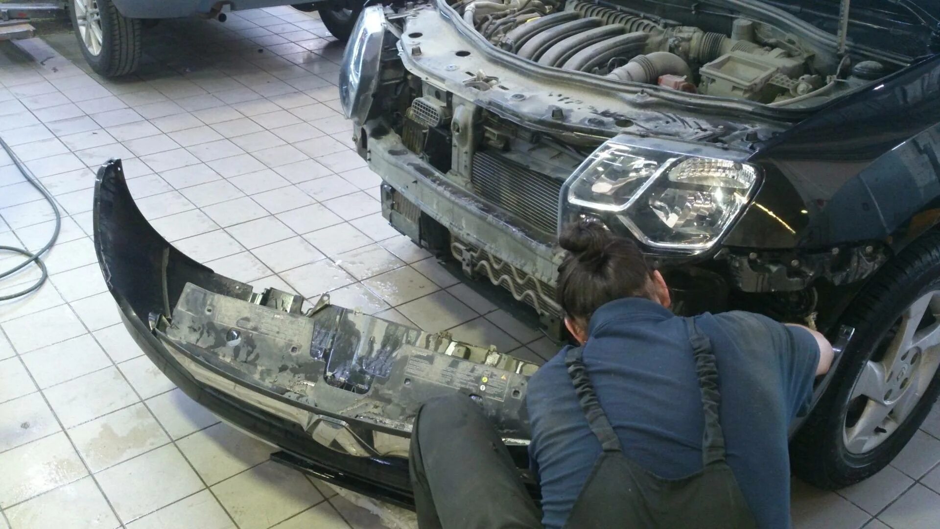 Видео снятие бампера. Renault duster снятие бампера. снятие переднего бампера renault duster. renault duster без переднего бампера. сборка бампера рено дастер.