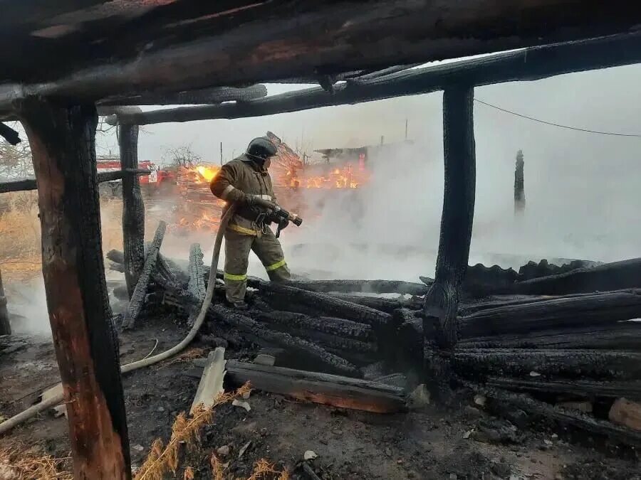 Поселок селезневка волгоград. Пожар на заводе. Пожар в волгограде вчера в красноармейском районе волгограда. Пожар в красноармейском районе волгограда. Пожары.
