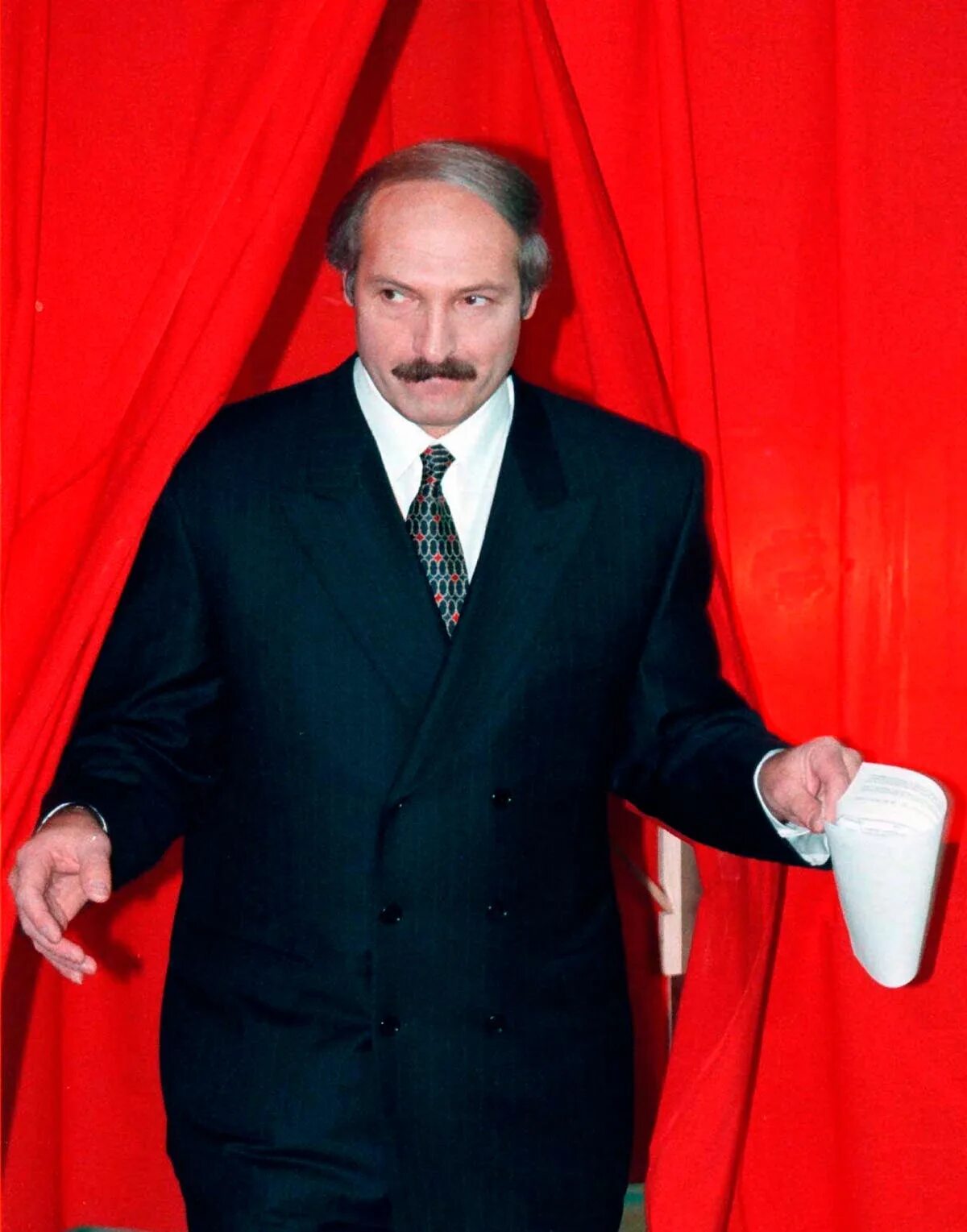 Какую награду получил лукашенко. Лукашенко диктатор. лукашенко портрет. лукашенко смеется.