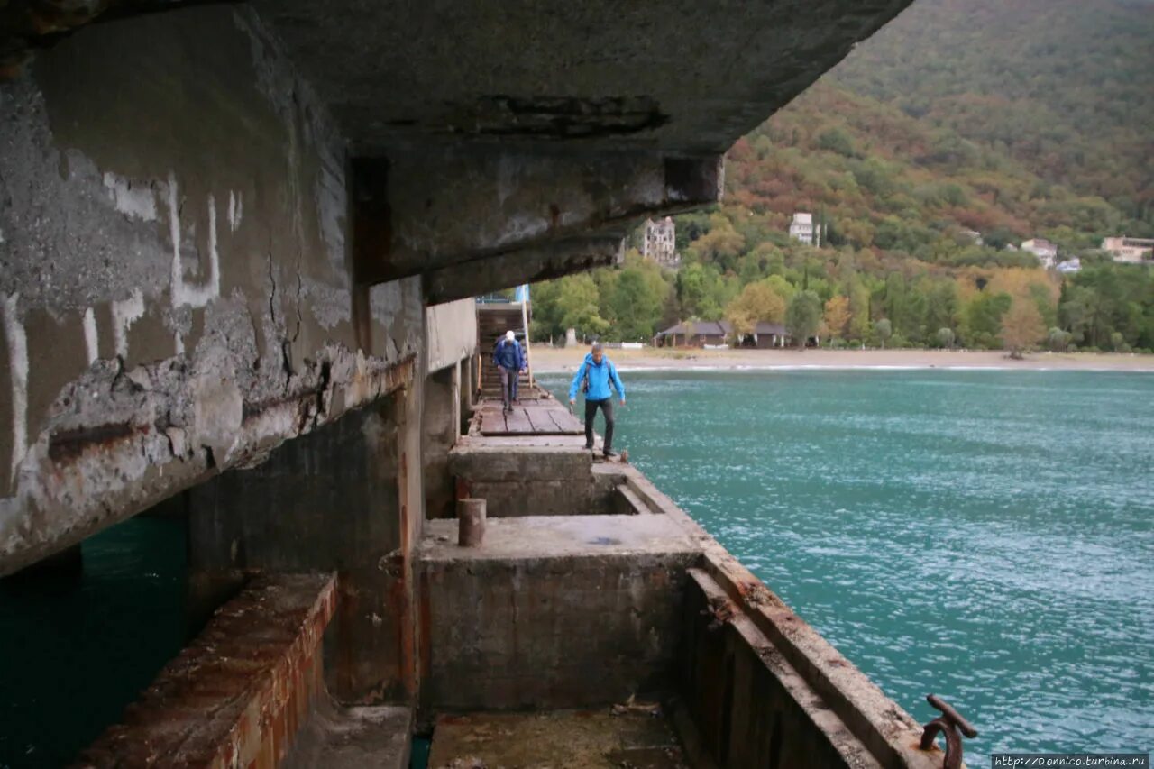 Причал абхазии. Гагра причал. пирс гагра. гагры 1995. причал в старой гагре.