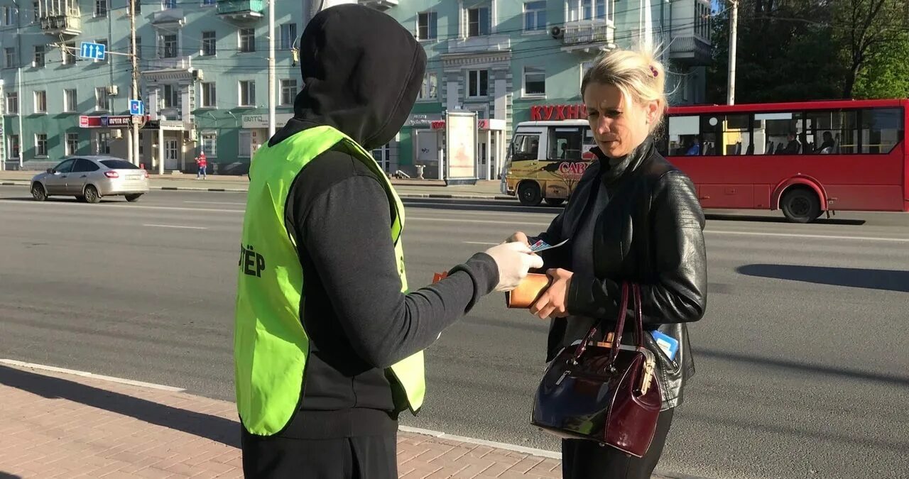 Как правильно раздавать листовки. Раздача листовок. распространитель листовок. раздает листовки. раздача флаеров.
