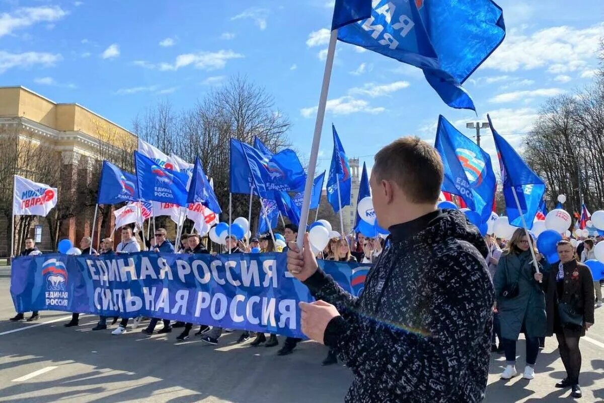 Прошел праздник 1 мая. Шествие 1 мая. Первомайское шествие. День труда праздник в России. Первое мая Единая Россия.