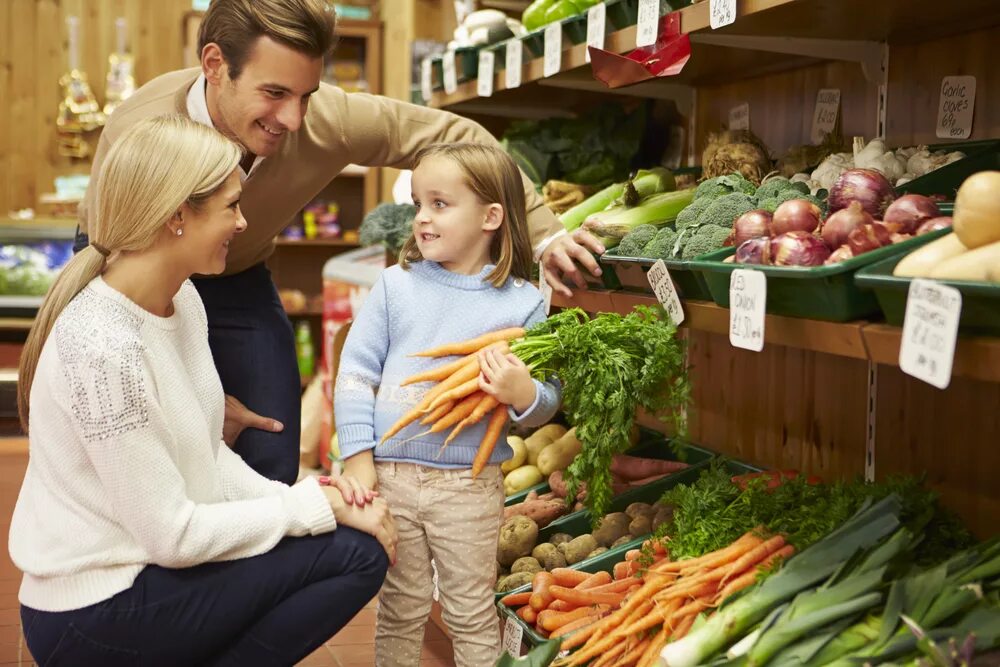 Vegetable family. Семья овощей. Выбирает овощи. Семья в овощим магазине. Дети вегетарианцы.