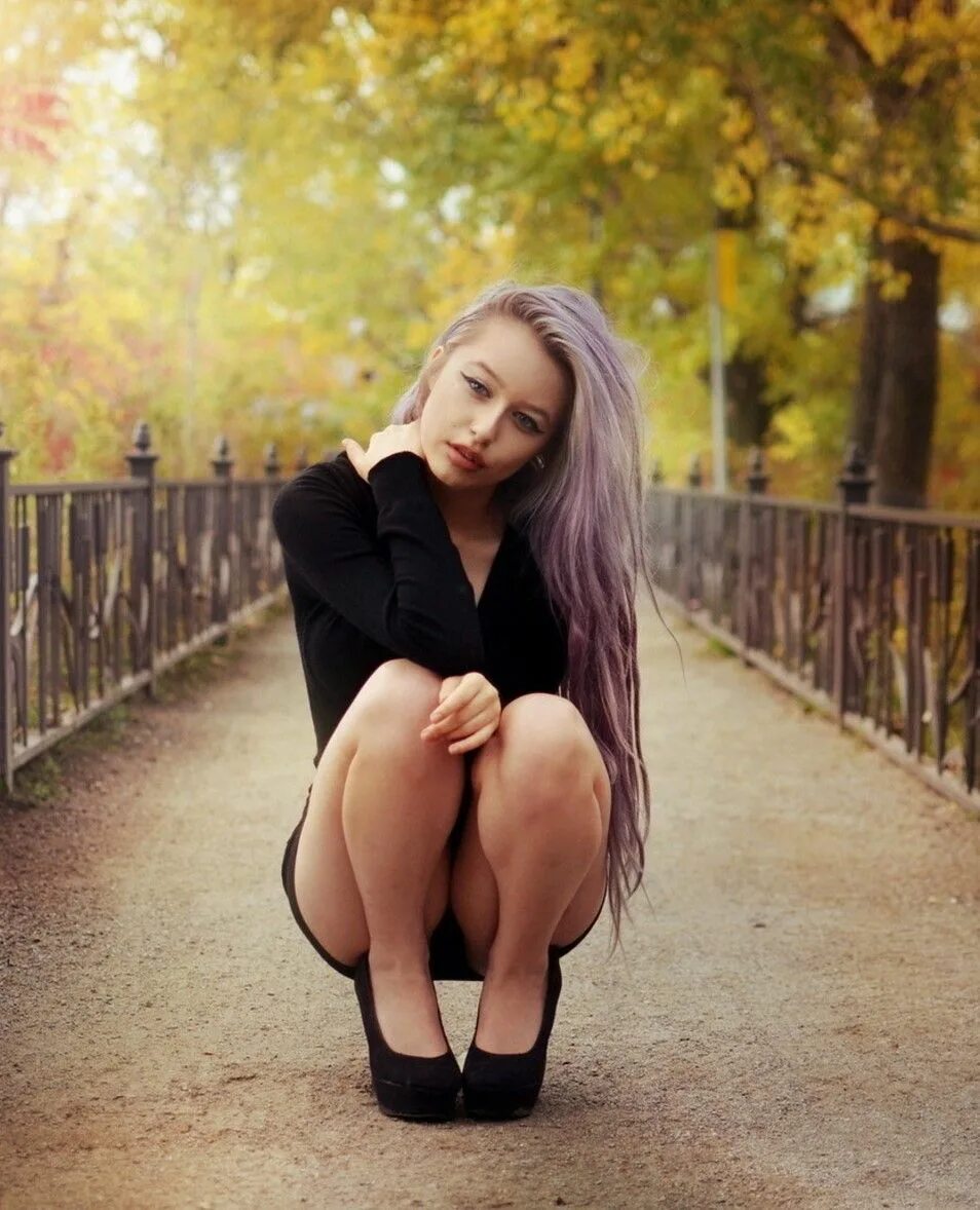 Natalie 007 на корточках. девушки присели в юбках. марианна бафити в платье. девочка на скамейке. женщина присела на корточки.