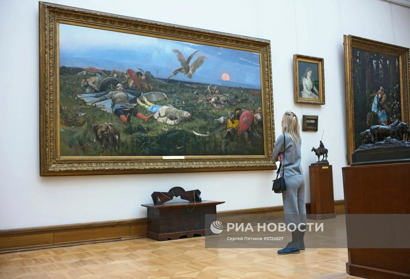 Васнецов выставка в москве 2025. Зал третьяковской галереи васнецов. третьяковская галерея васнецовский зал. третьяковская галерея зал 55. картина три богатыря васнецова в третьяковской галерее.