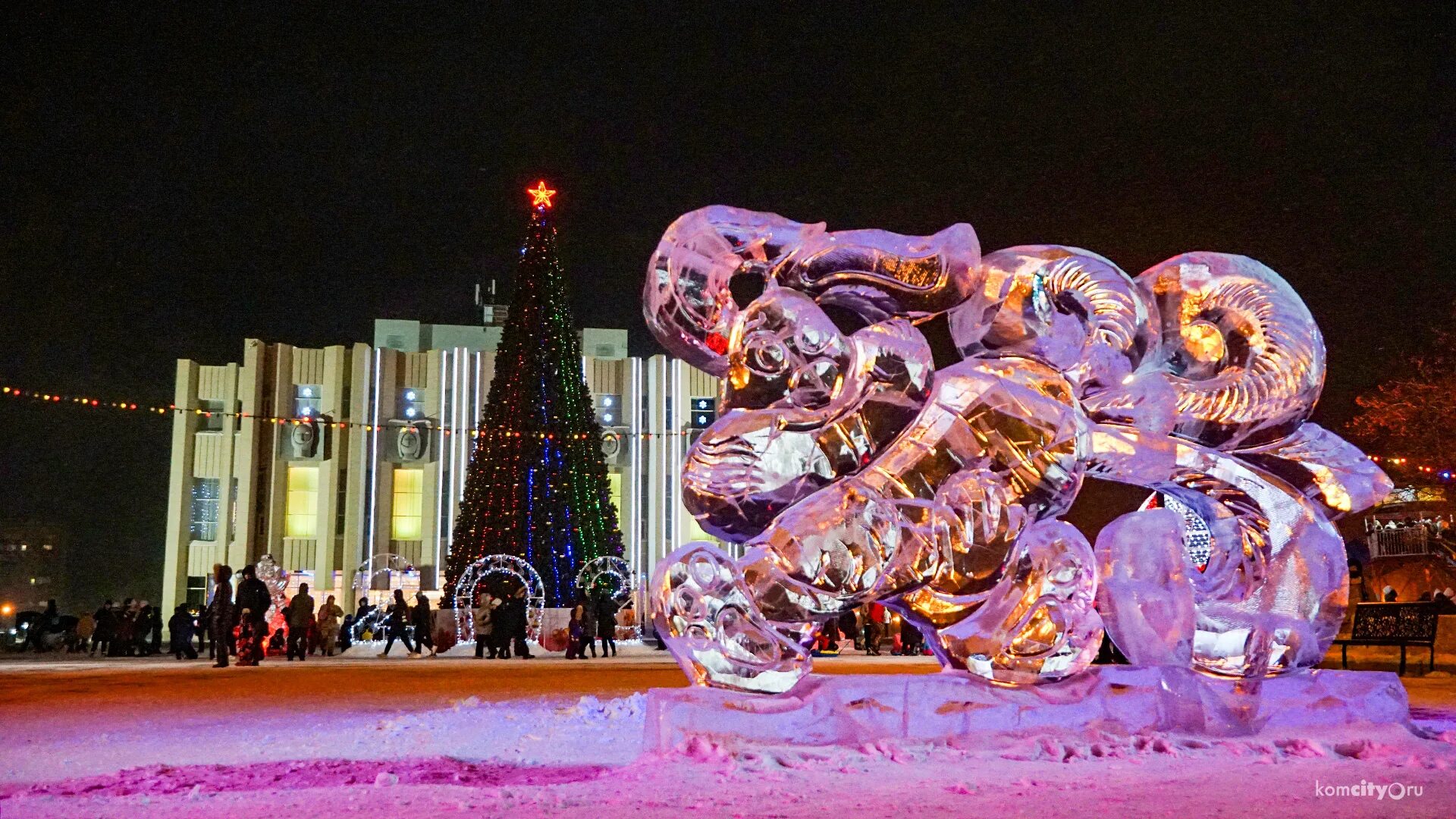 Комсомольск на амуре 2023 год. Комсомольск на Амуре Новогодняя елка. Новый год в Комсомольске на Амуре. Салют Новогодняя ёлка.