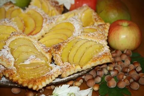 Дольки яблока в тесте