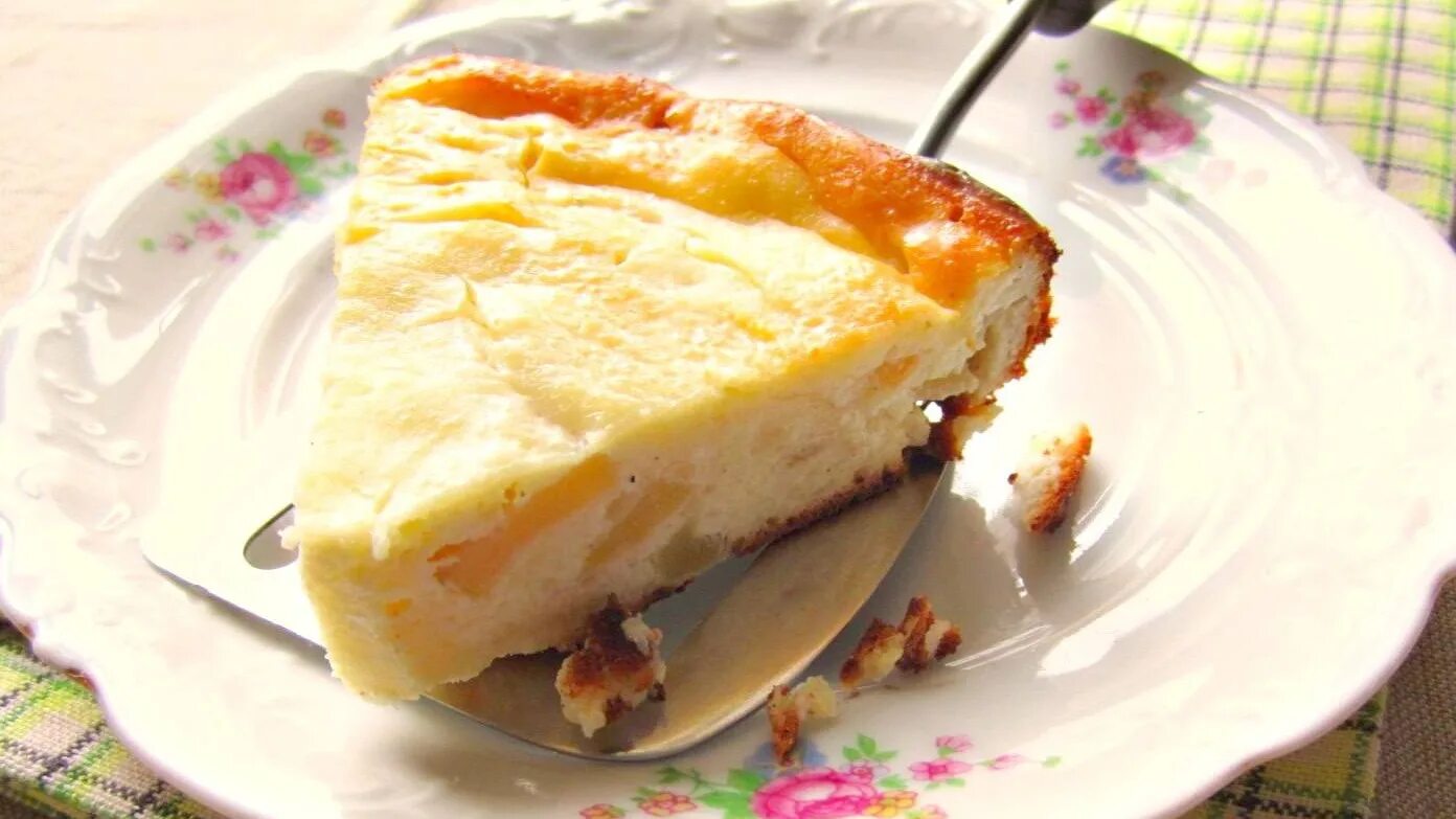 Запеканка с творогом. Творожно-банановая запеканка. Пп запеканка с бананом. Запеканка с яйцами в духовке. Творожная запеканка пп с бананом.