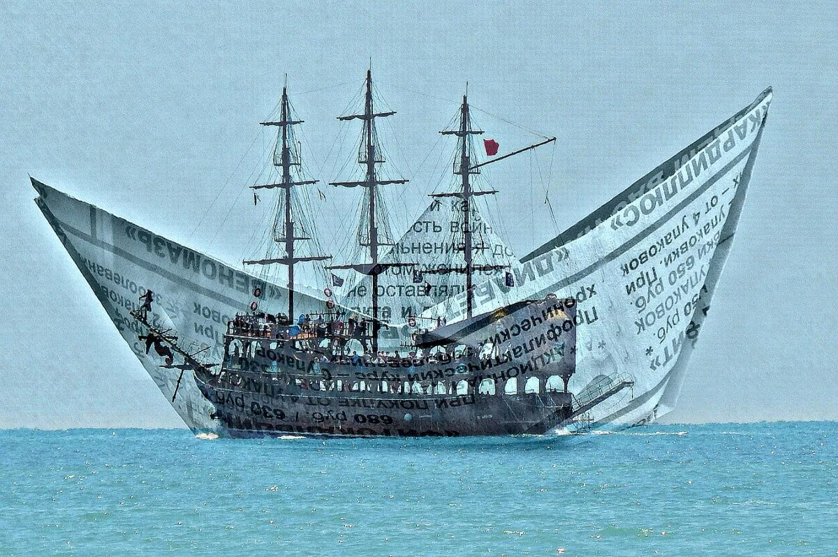 кораблик из газеты вчерашней. бумажный кораблик. а кораблик оказался из газеты вчерашней. это я мечтаю о море. я ступила на корабль а кораблик.