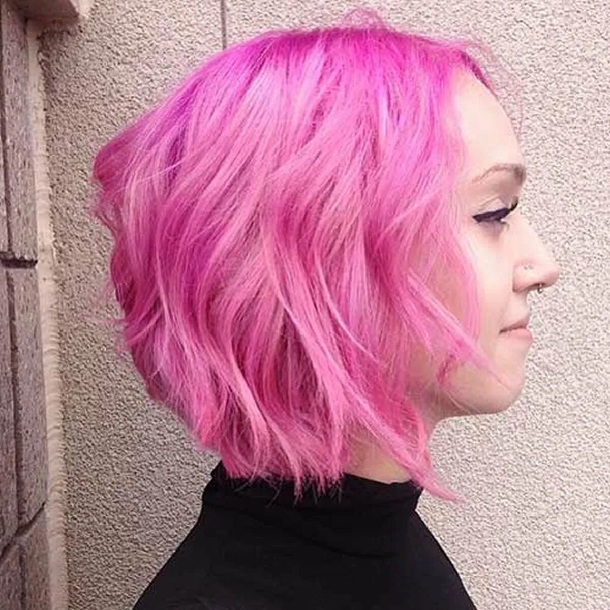 Короткая стрижка розовый. Розовый цвет волос на короткие. Стрижки с розовым оттенком. Розовые волосы на коротких волосах.