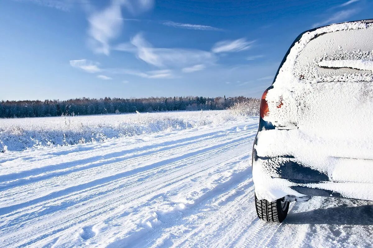 Машина зима. Машина зимой. Машина на зимней дороге. Машина в снегу.