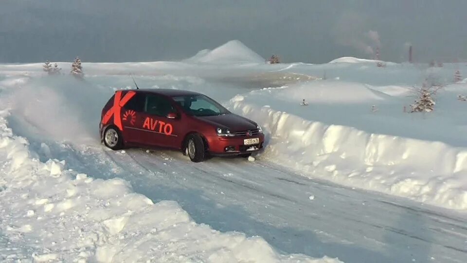 Передний привод зимой. Занос автомобиля. переднеприводный автомобиль занос. машину заносит. занос на переднем приводе.