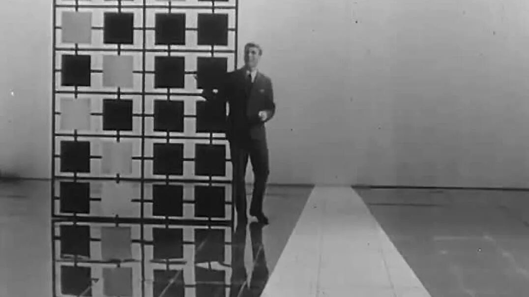 Бабка бежит по воде. Трям здравствуйте медвежонок. Трям здравствуйте 1980 облака белогривые лошадки. Терьям. Бабка скачет по воде с авоськами.