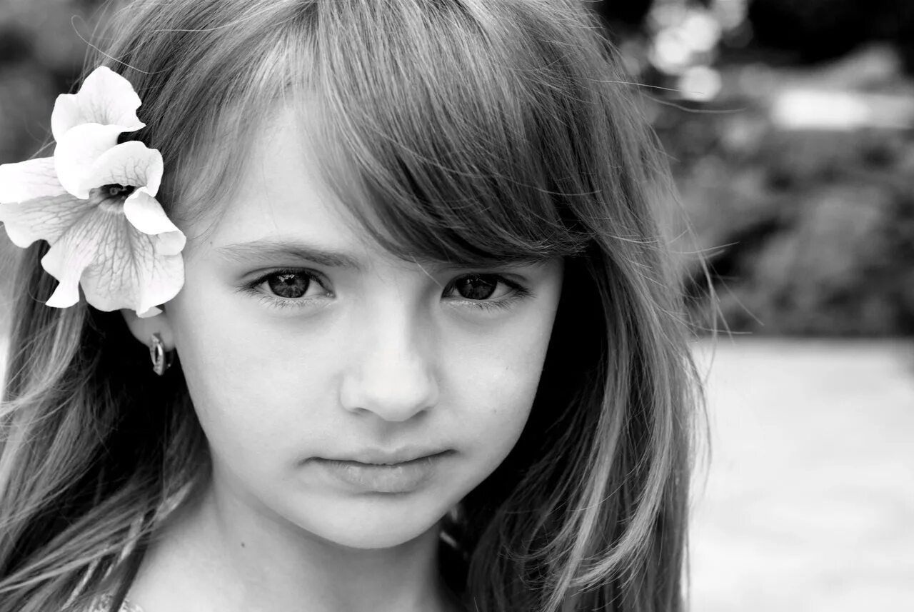 Девушка с двумя косичками. Девочка чб. Девочка черно белое фото. Черно белая фотография девочки. Фотопортрет.