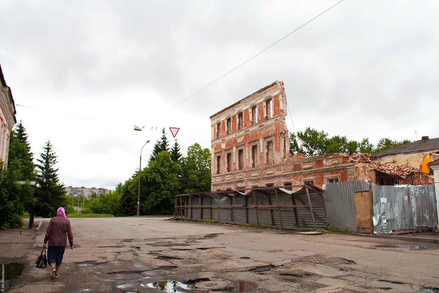 Рыбинском переулке. Преображенский переулок Рыбинск. Разрушенные здания в Рыбинске. Валдай разруха центр. Снесли дом на улице Чкалова в г. Рыбинске.