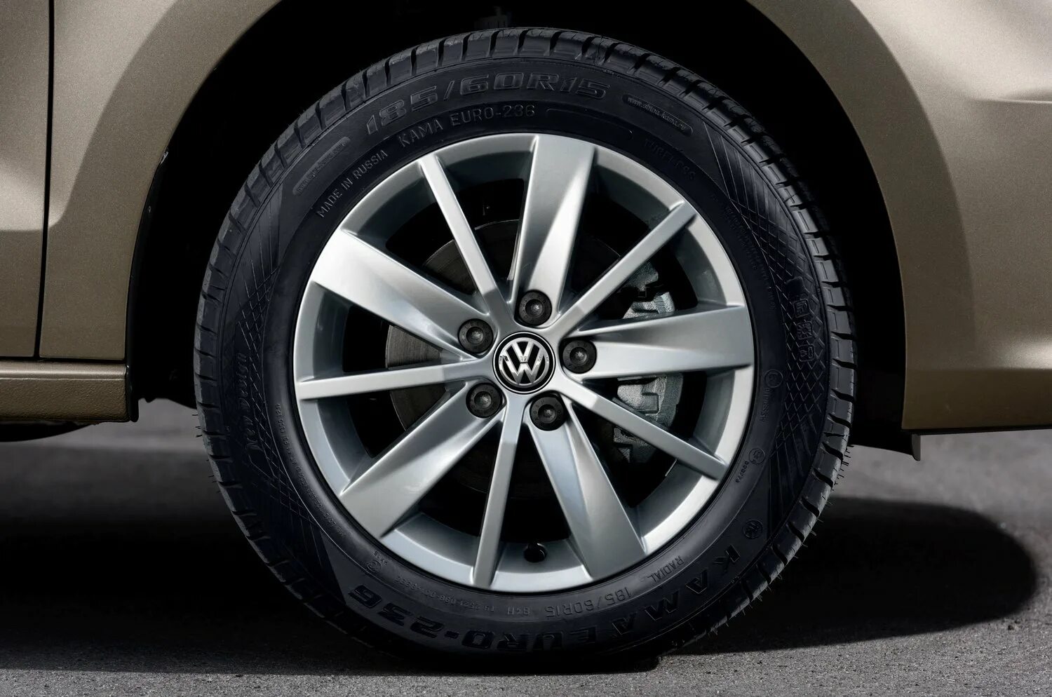 Диаметр колеса фольксваген поло 2021. Шины фольксваген джетта. Размер шин фольксваген. Колесо фольксваген. Колеса поло седан размер r15.