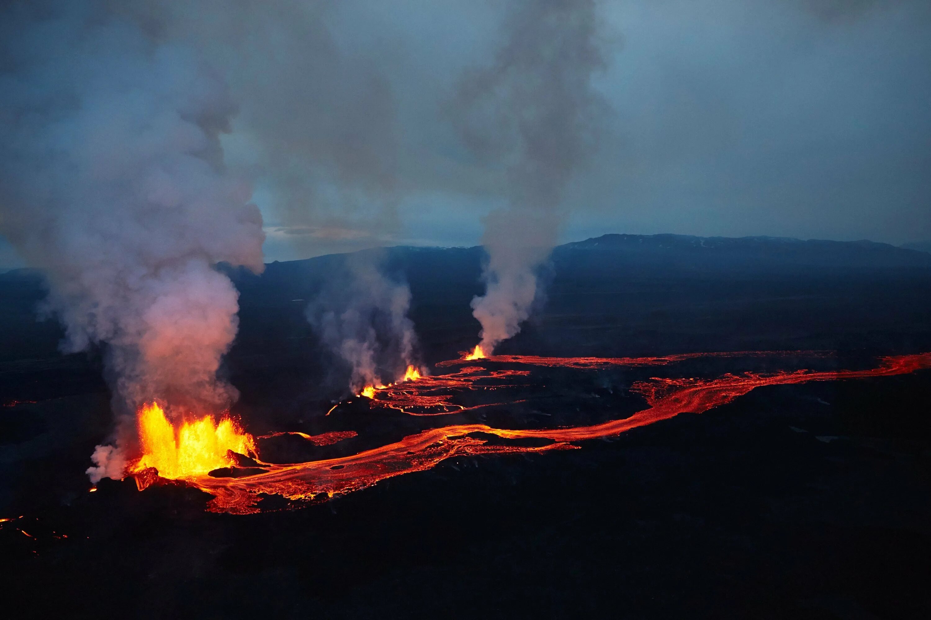 Землетрясение извержение. Извержение вулкана фаградальсфьядль. Извержение фаградалсфьяль вулкана. Извержение вулкана Холухрейн, Исландия. Вулканические землетрясения.