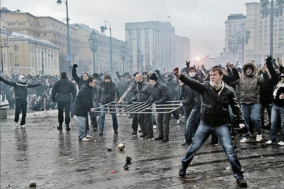 Митинги 2010. Беспорядки на Манежной площади 2010. Бунт на Манежной площади 2010. Манежная площадь 2010 революция. 2010 Год Манежная площадь фанаты.