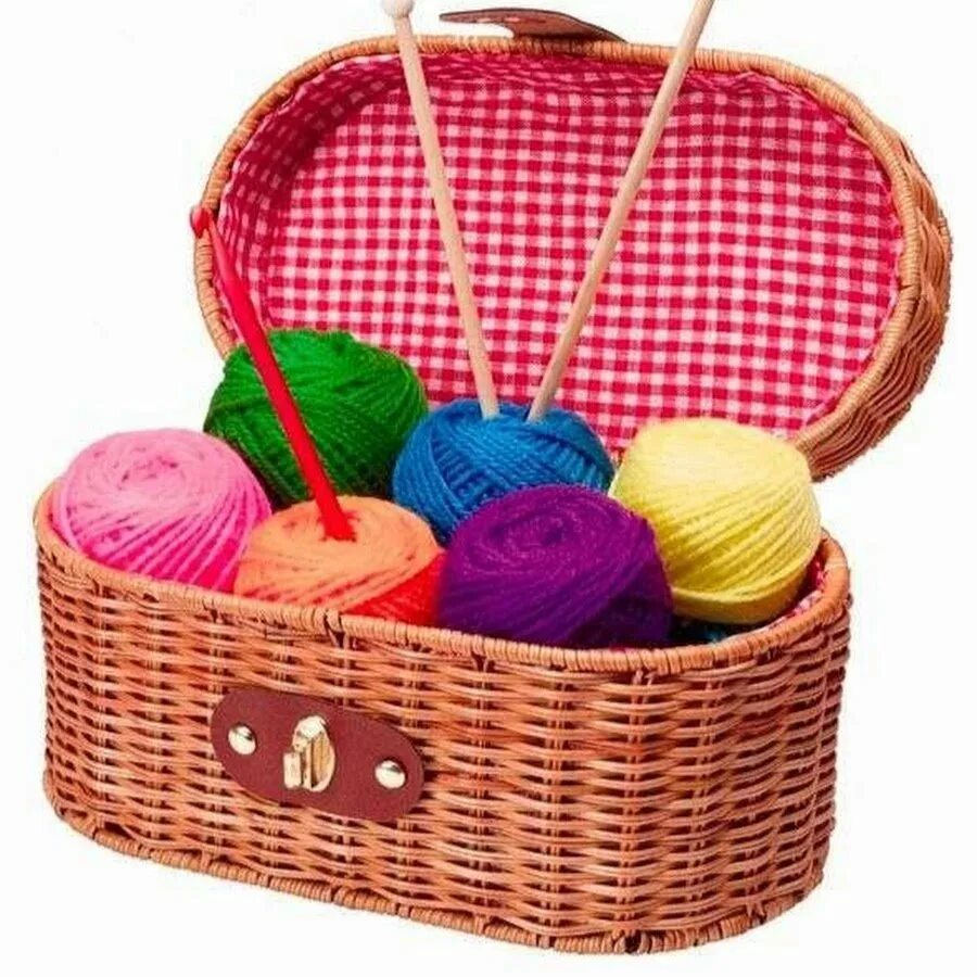 Пряжа в корзинке. Корзина с пряжей. Корзина с пряжей. Крючок и нитки. Клубки ниток для вязания.