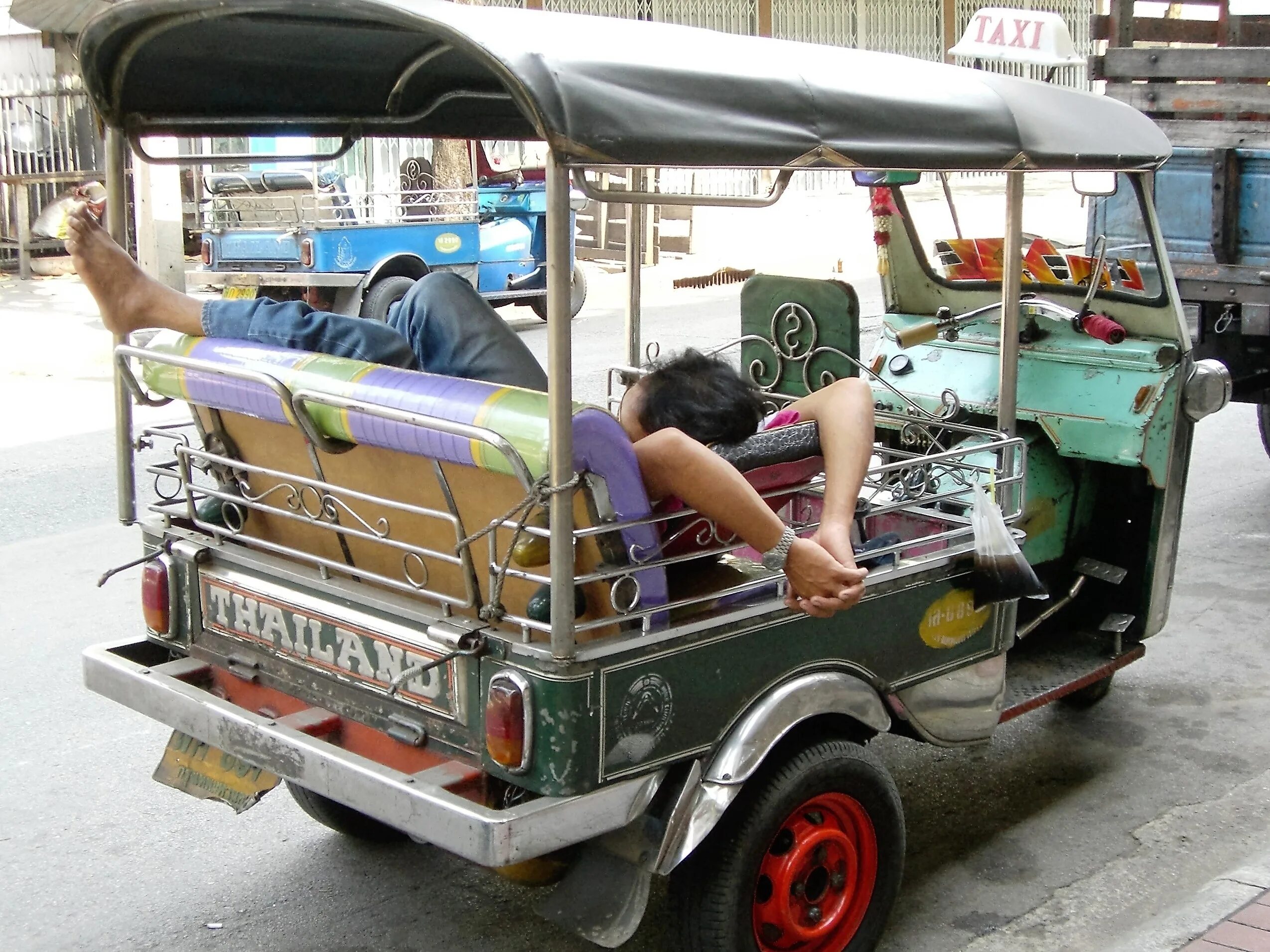 Тук тук Тайланд. Тук тук машина в Тайланде. Марка машины в Тайланде тук тук. Tuk Tuk транспорт.