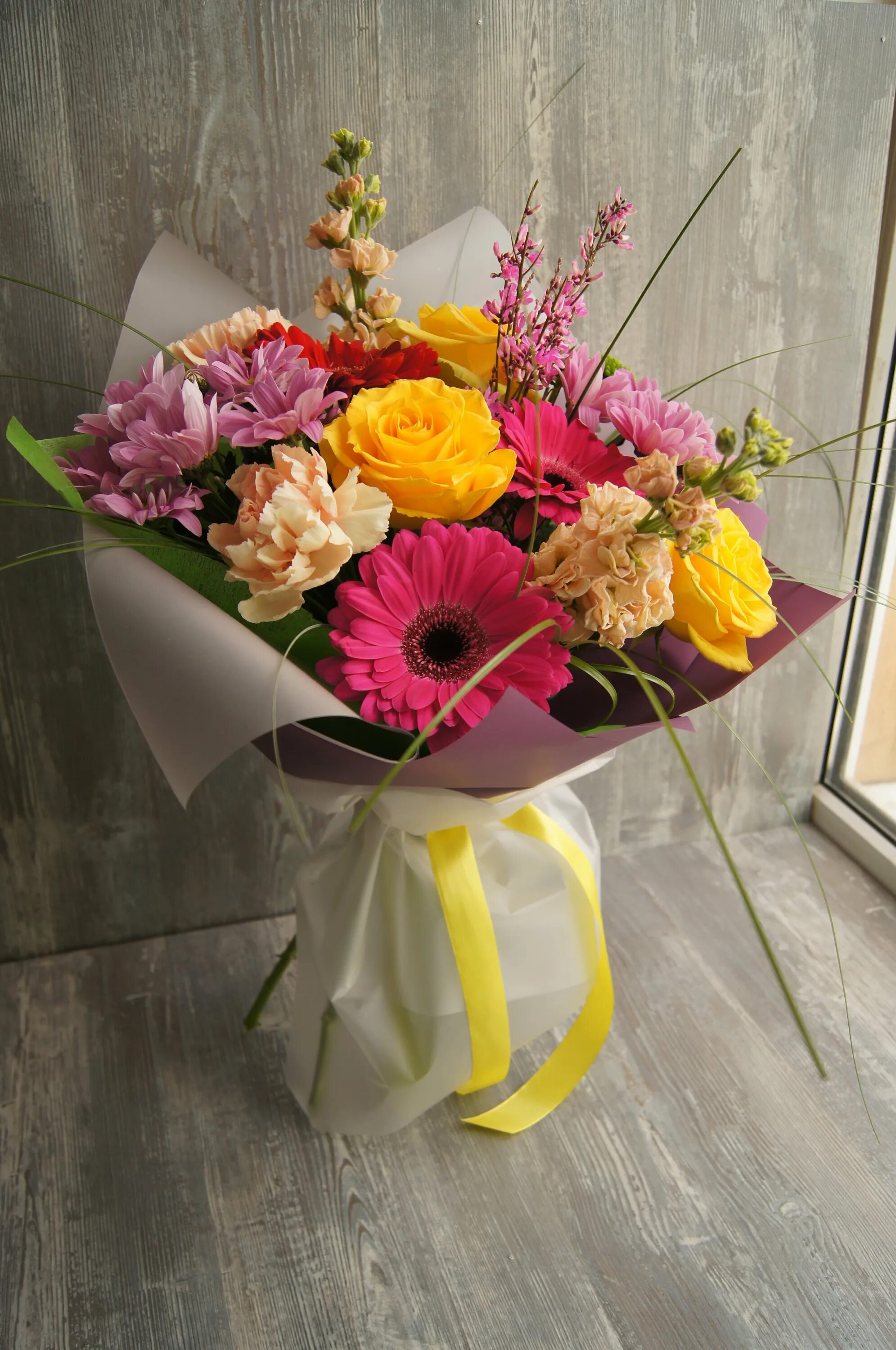 Букеты для новичков флористов. Круглые букеты из живых цветов. Букеты из лилий в сочетании с другими цветами. Составление букетов из живых цветов. Маленькие букетики.