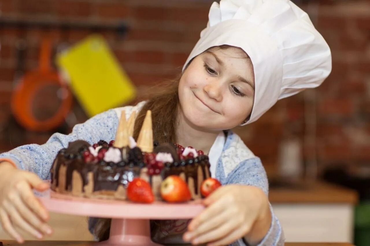 Повар кондитер. Кондитер. Пекарь кондитер. Где находится кондитер. Фотосессия кондитера.