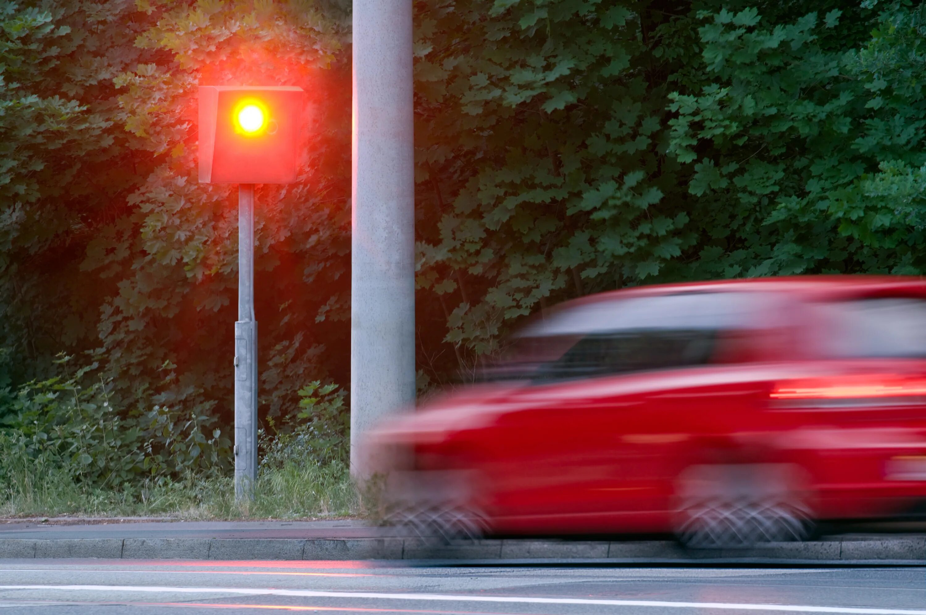 Я лечу на красный свет. Машина проезжает на красный свет. Едет красная машина. Светофор для машин. Красный свет светофора.
