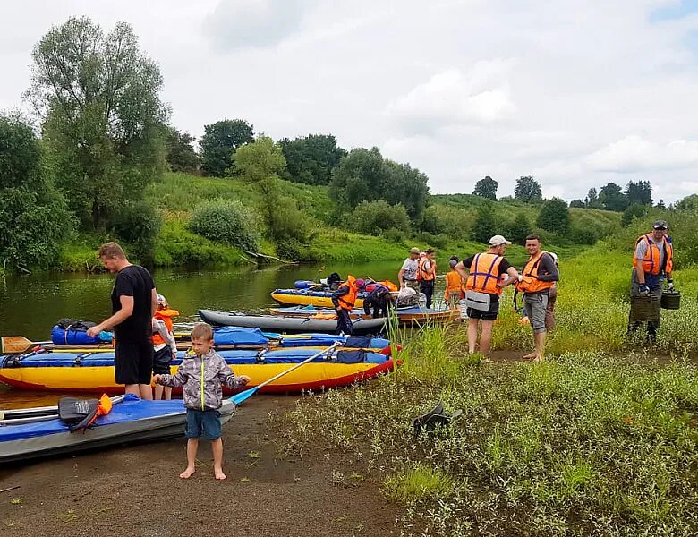 Уровень воды в реке угра. Река Угра сплав. Сплав по реке Угра на байдарках. Жиздра сплав. Сплав по реке Угра.