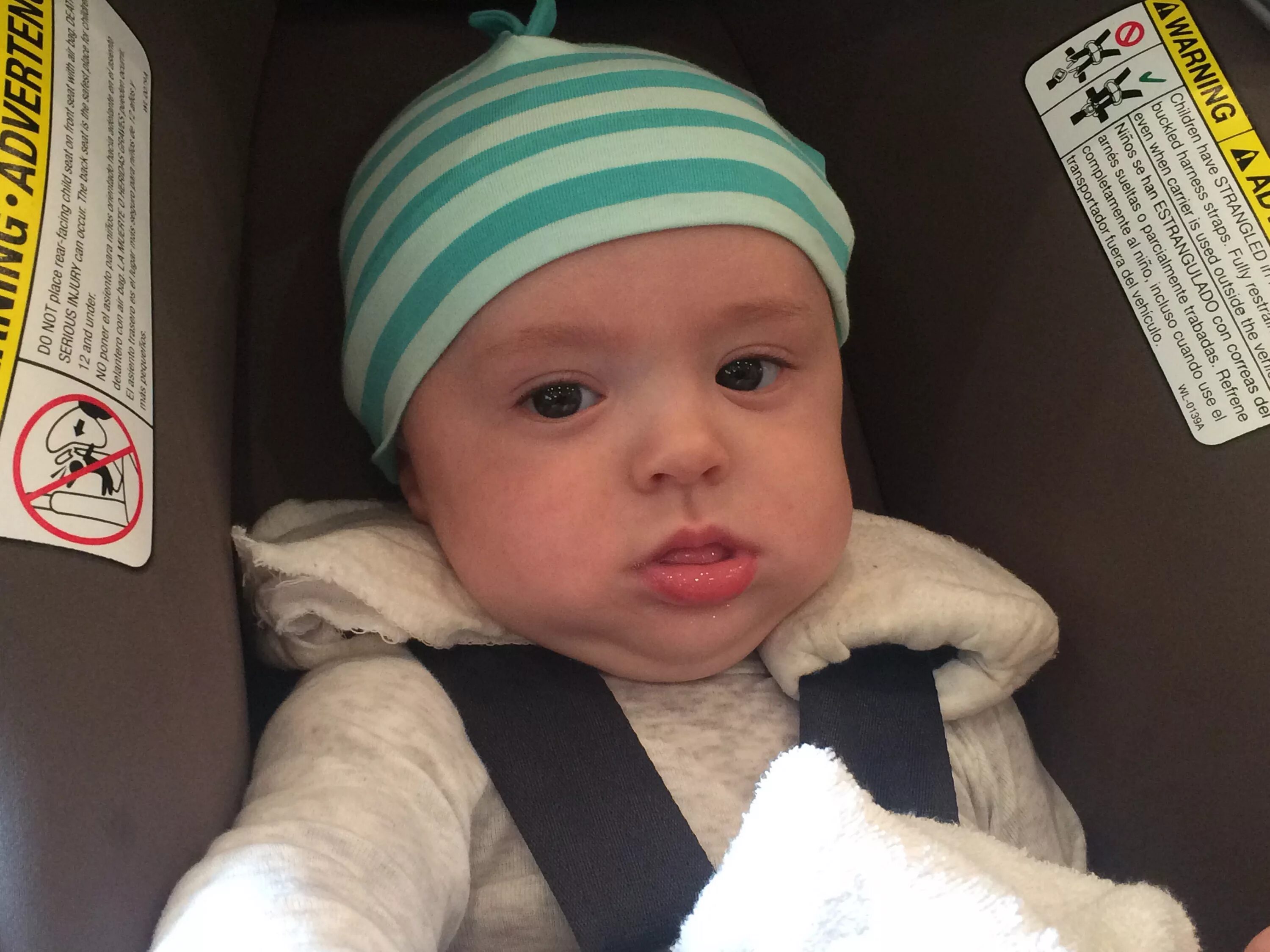 Ребёнок 10 месяцев срыгивает. Ребенок 7 месяцев высовывает язык. Грудничок высовывает язычок в 2 месяца. Ребенок 7 месяцев высовывает язык. Ребенок с высунутым языком.