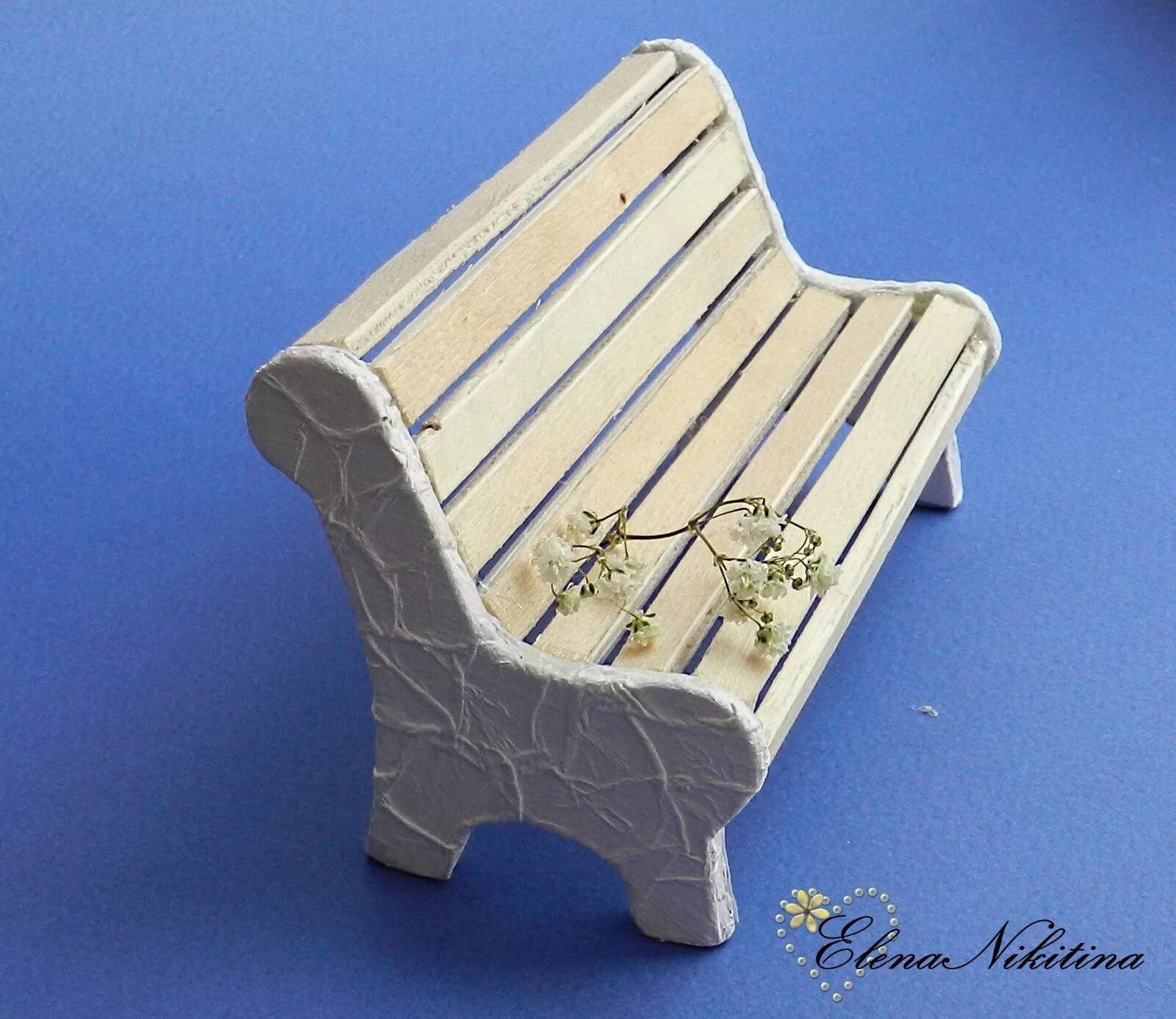 Портативная скамейка из картона. Скамейка из палочек от мороженого. скамеечка из палочек для мороженого. деревянная скамейка для кукол.