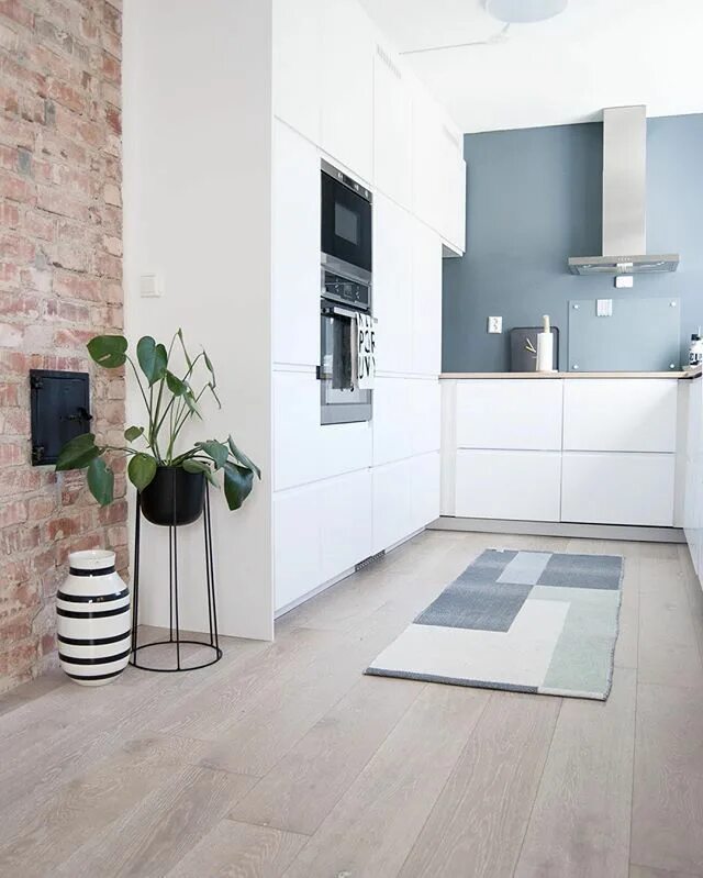 Laminate Flooring Backsplash (It looks like WOOD!) - Bower Power Laundry room di